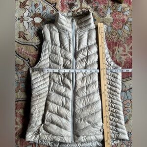 Oiselle Quill down vest women’s sz L, Ghost color